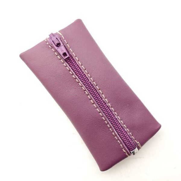 Tienda online de artículos hechos a mano en cuero y piel. Artesanos del cuero. Mini monedero de piel con llavero IMG 20260302 090050 Monedero de piel morado