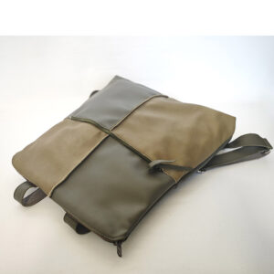 Mochila de piel verde