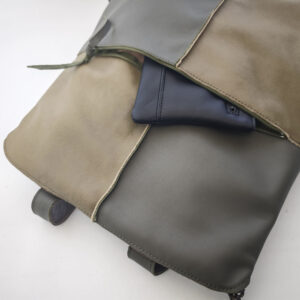 Mochila de piel verde