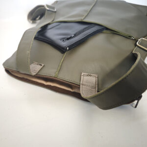 Mochila de piel verde