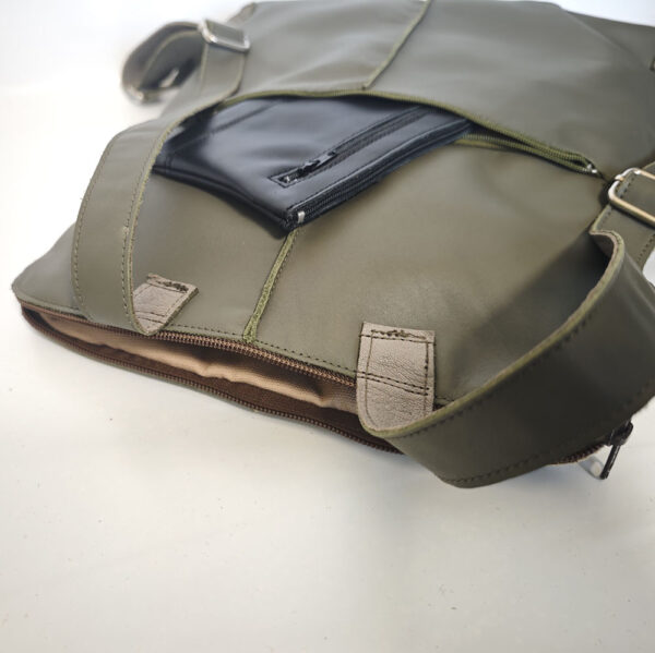 Mochila de piel verde