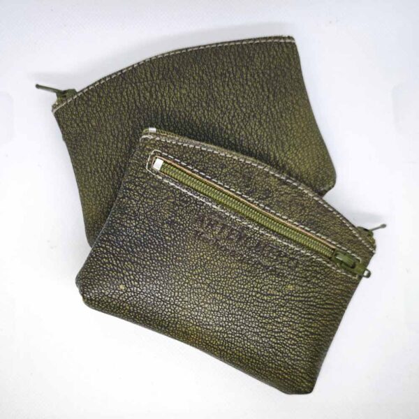 Tienda online de artículos hechos a mano en cuero y piel. Artesanos del cuero. Monedero de piel con cremalleras y anilla para llaves IMG 20250730 092456 Monedero de piel verde