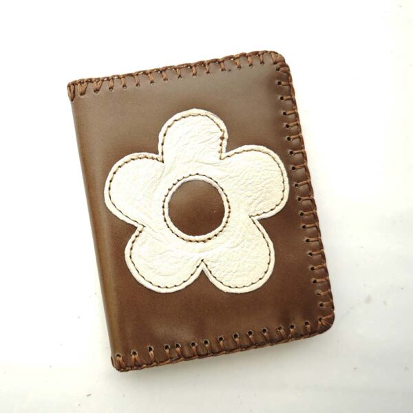 Cartera billetero de piel marrón flor
