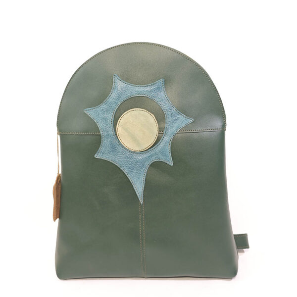 Tienda online de artículos hechos a mano en cuero y piel. Artesanos del cuero. Mochila pequeña Eclipse IMG 20260922 120257 Mochila de piel verde