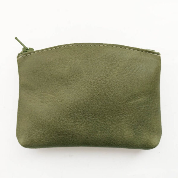 Tienda online de artículos hechos a mano en cuero y piel. Artesanos del cuero. Monedero de piel con cremalleras y anilla para llaves MVIMG 20260330 083604 Monedero de piel verde