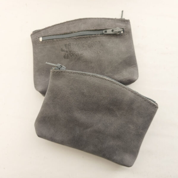 Tienda online de artículos hechos a mano en cuero y piel. Artesanos del cuero. Monedero de piel con cremalleras y anilla para llaves MVIMG 20260330 085623 Monedero de piel gris