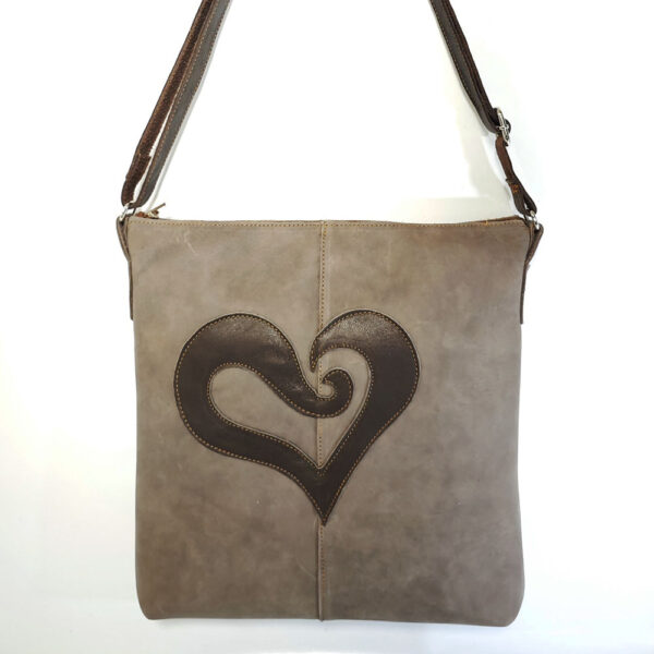 Tienda online de artículos hechos a mano en cuero y piel. Artesanos del cuero. Bolso Corazón, de piel y en muchos colores corazon 2 Bolso de piel marrón taupe