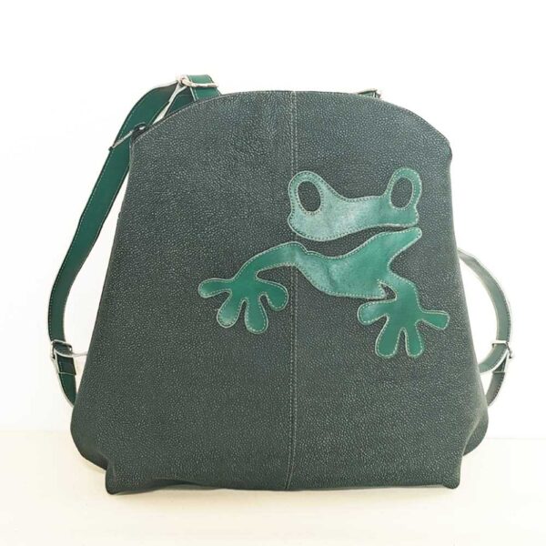 Tienda online de artículos hechos a mano en cuero y piel. Artesanos del cuero. Mochila de piel verde botella IMG 20250826 085532 Mochila de piel verde botella