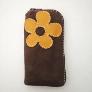 Funda multiusos de piel marrón