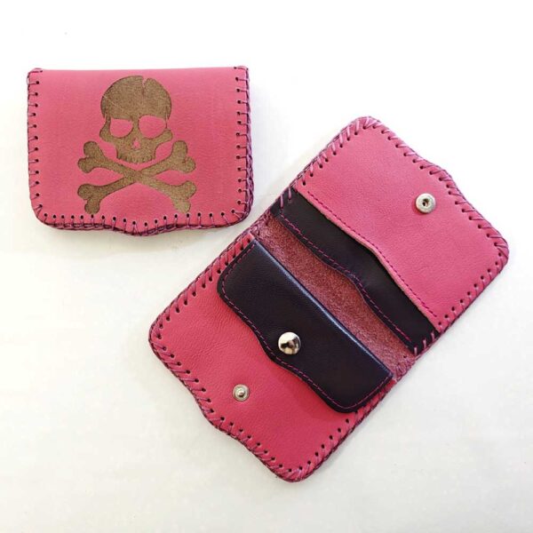cartera de piel con calavera rosa