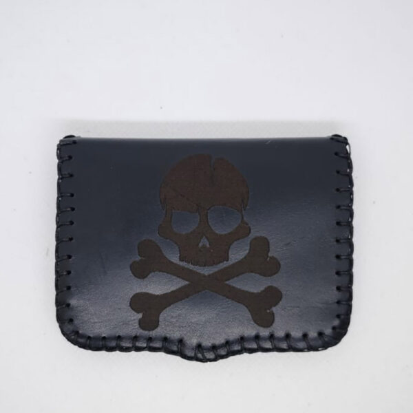 Tienda online de artículos hechos a mano en cuero y piel. Artesanos del cuero. Cartera de cuero unisex con calavera Imagen de WhatsApp 2025 10 20 a las 07.37.26 1addee78 Cartera de piel negra