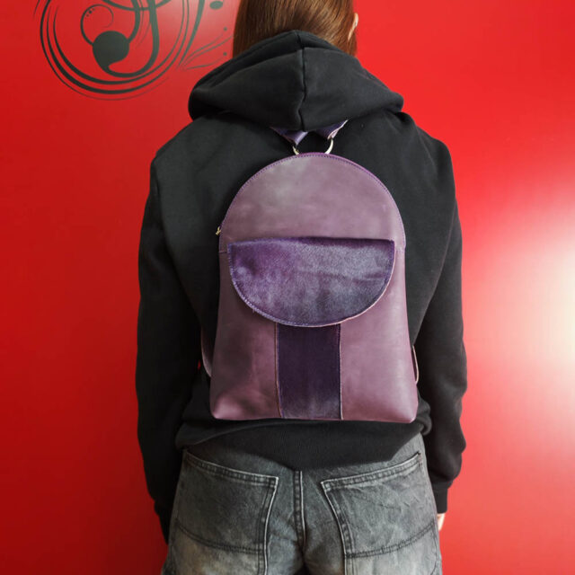 Mochila de piel morada