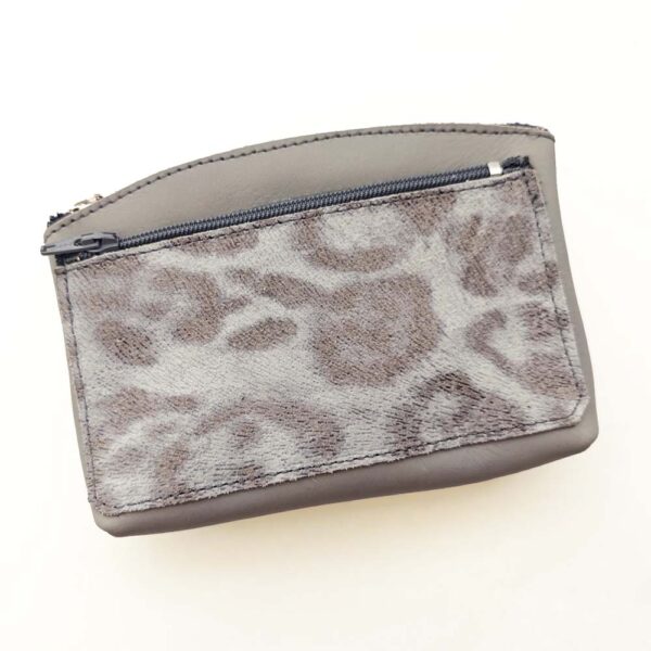 Monedero de piel print animal gris