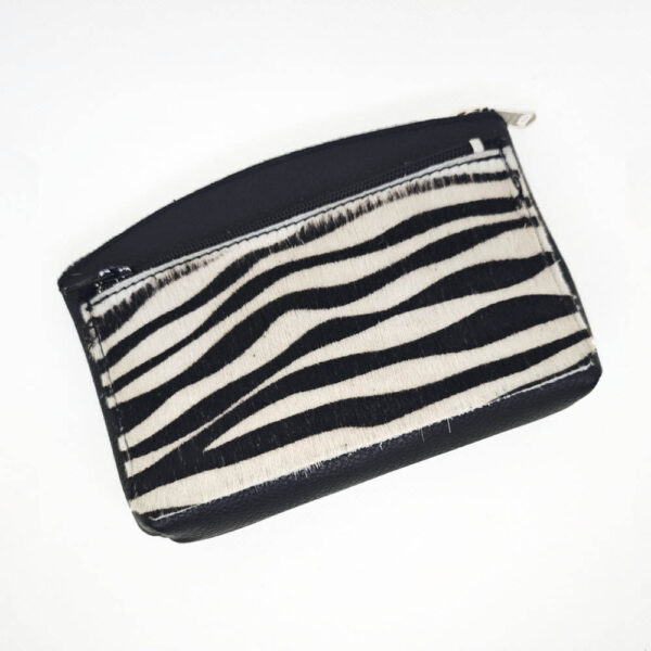 Tienda online de artículos hechos a mano en cuero y piel. Artesanos del cuero. Monedero de señora de piel, con piel de pelo IMG 20250801 081749 1 Monedero de piel con pelo print cebra