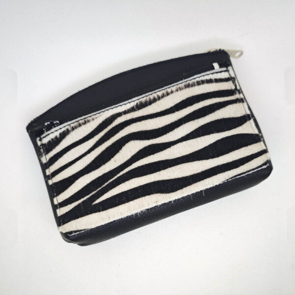 Tienda online de artículos hechos a mano en cuero y piel. Artesanos del cuero. Monedero de señora de piel, con piel de pelo IMG 20250801 081749 Monedero de piel con pelo print cebra