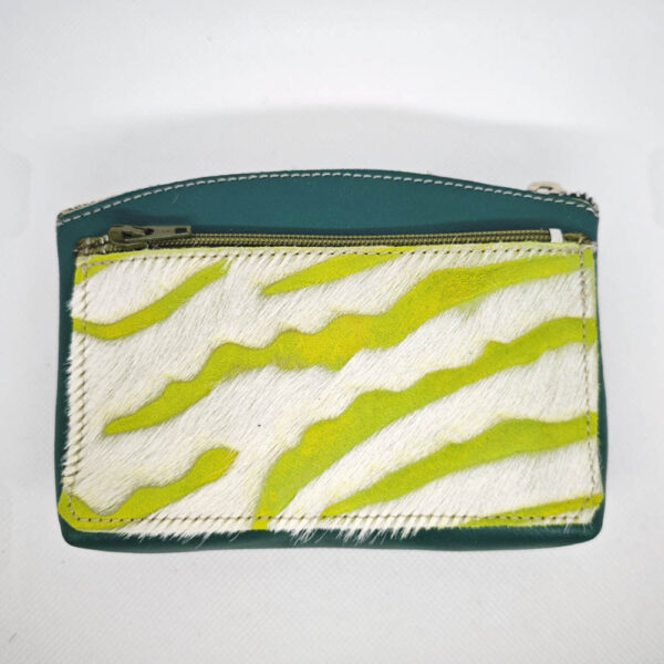Tienda online de artículos hechos a mano en cuero y piel. Artesanos del cuero. Monedero de señora de piel, con piel de pelo IMG 20250801 094039 Monedero de piel verde