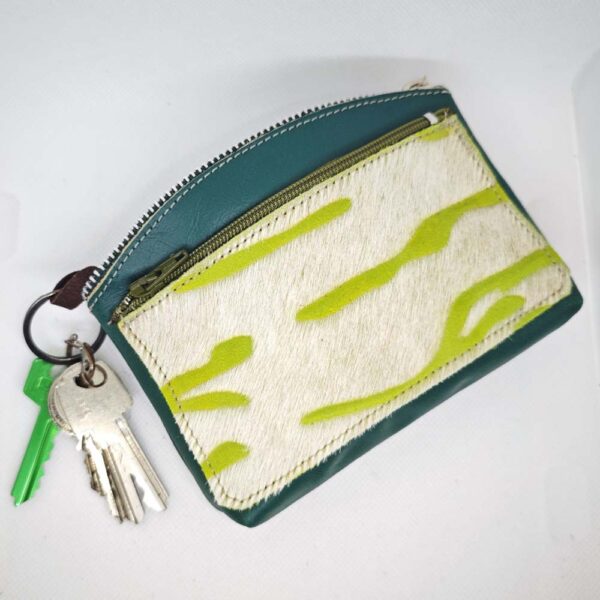 Tienda online de artículos hechos a mano en cuero y piel. Artesanos del cuero. Monedero de señora de piel, con piel de pelo IMG 20250801 094108 Monedero de piel verde