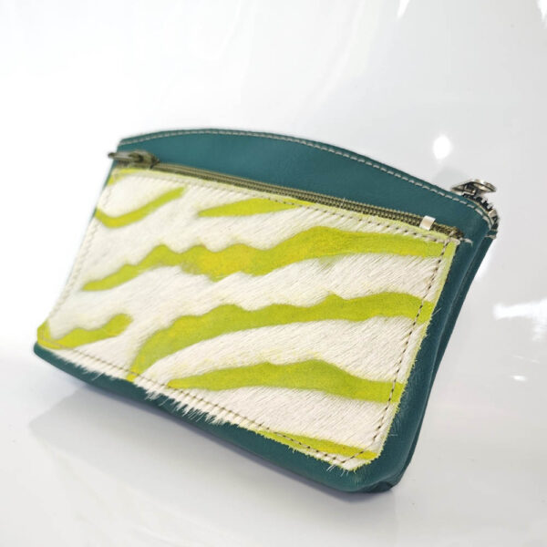 Tienda online de artículos hechos a mano en cuero y piel. Artesanos del cuero. Monedero de señora de piel, con piel de pelo IMG 20250801 094209 Monedero de piel verde