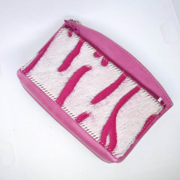 Tienda online de artículos hechos a mano en cuero y piel. Artesanos del cuero. Monedero de señora de piel, con piel de pelo IMG 20250801 101014 Monedero de piel rosa