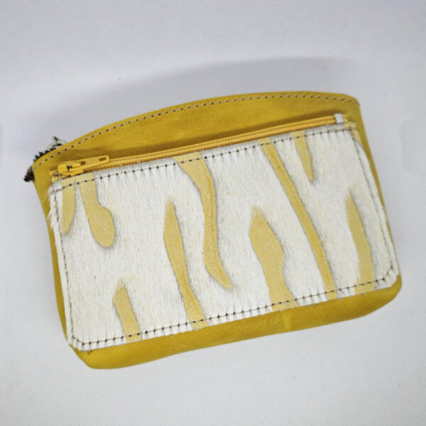 Tienda online de artículos hechos a mano en cuero y piel. Artesanos del cuero. Monedero de señora de piel, con piel de pelo IMG 20250807 065900 Monedero de piel amarillo