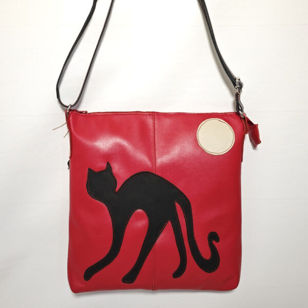 Tienda online de artículos hechos a mano en cuero y piel. Artesanos del cuero. Gato nocturno bolso bandolera de piel. Con gran variedad de colores IMG 20260526 1256541 copia Bolso de piel rojo