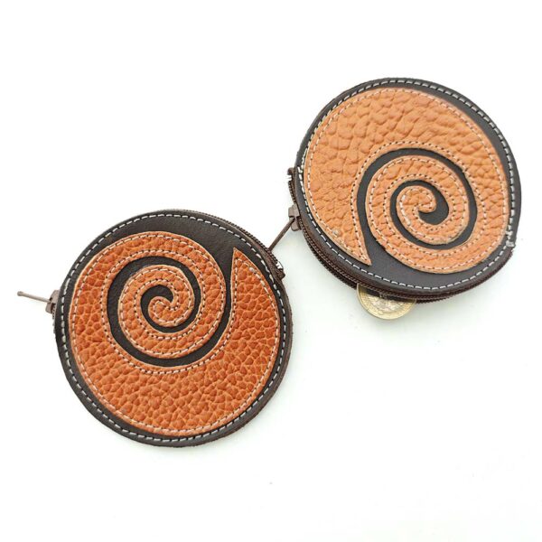 Monedero de piel marrón