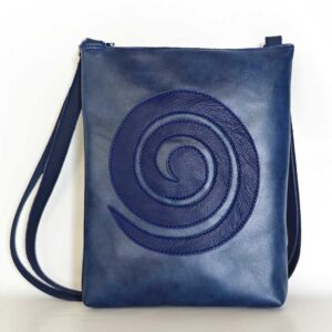 Bolso de piel azul marino
