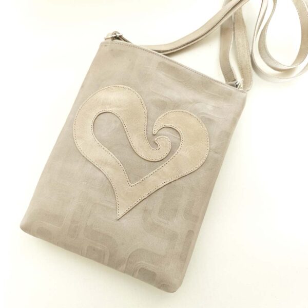 Tienda online de artículos hechos a mano en cuero y piel. Artesanos del cuero. Bolso bandolera pequeño de piel, Corazón IMG 20250813 091630 Bolso bandolera de piel beige