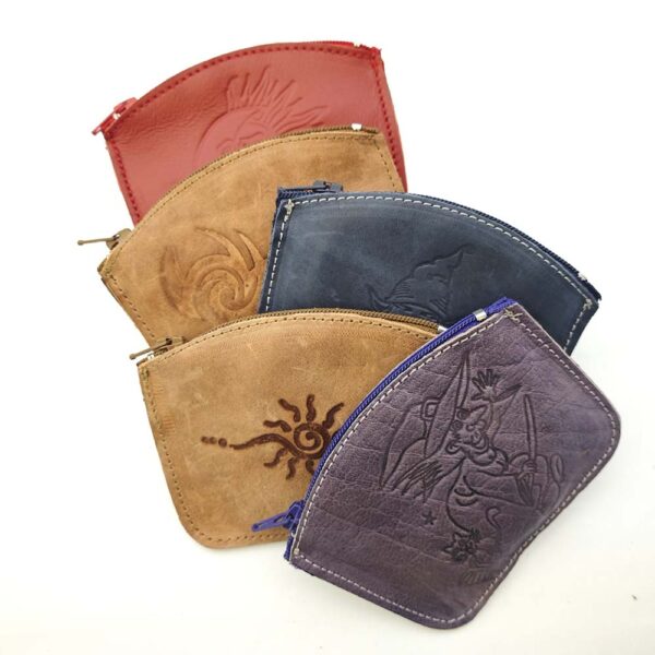 Tienda online de artículos hechos a mano en cuero y piel. Artesanos del cuero. Cinco monederos de piel en surtido aleatorio. IMG 20251209 122618 Cinco monederos de piel