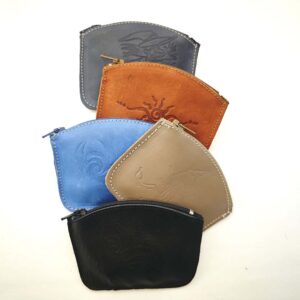 Cinco monederos de piel