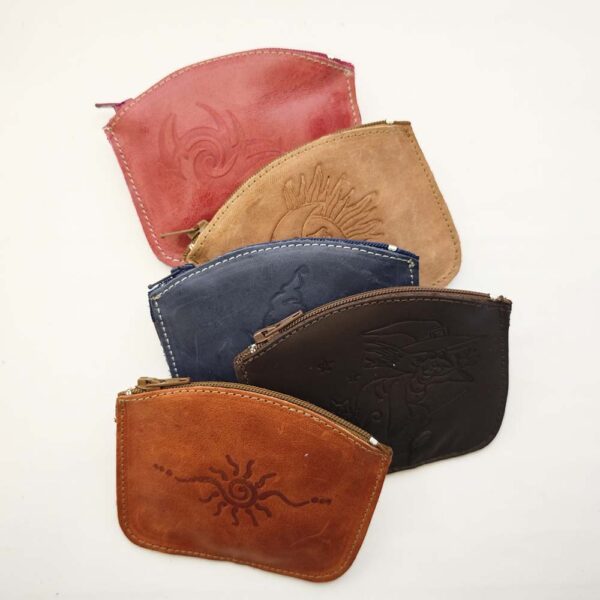 Tienda online de artículos hechos a mano en cuero y piel. Artesanos del cuero. Cinco monederos de piel en surtido aleatorio. IMG 20251209 122711 Cinco monederos de piel