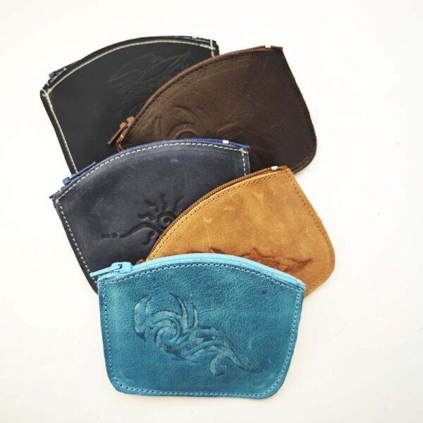 Tienda online de artículos hechos a mano en cuero y piel. Artesanos del cuero. Cinco monederos de piel en surtido aleatorio. IMG 20251209 122734 Cinco monederos de piel