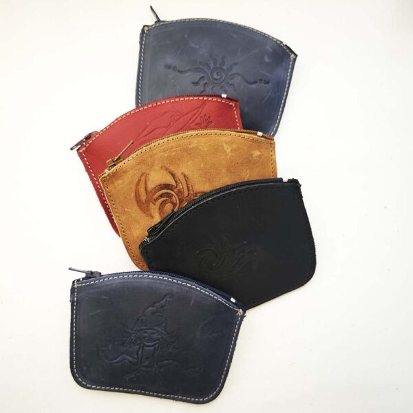 Tienda online de artículos hechos a mano en cuero y piel. Artesanos del cuero. Cinco monederos de piel en surtido aleatorio. IMG 20251209 122800 IMG 20251209 122800 Tienda online Artesanos del cuero. Artesanía en cuero y piel.