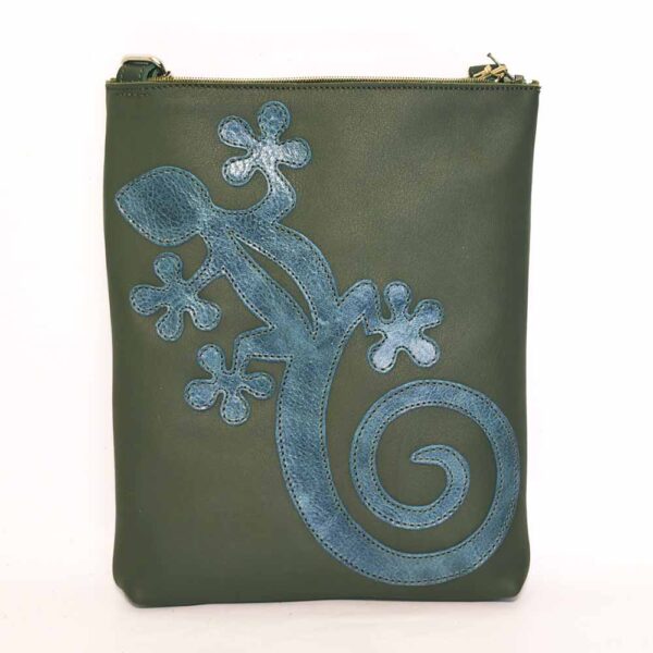 Tienda online de artículos hechos a mano en cuero y piel. Artesanos del cuero. Bolso bandolera pequeño de piel, Gecko IMG 20260202 112842 Bolso de piel verde