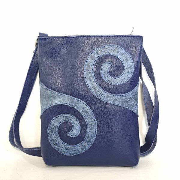Tienda online de artículos hechos a mano en cuero y piel. Artesanos del cuero. Bolso bandolera pequeño de piel, Infinito IMG 20260605 100130 Bolso de piel azul marino