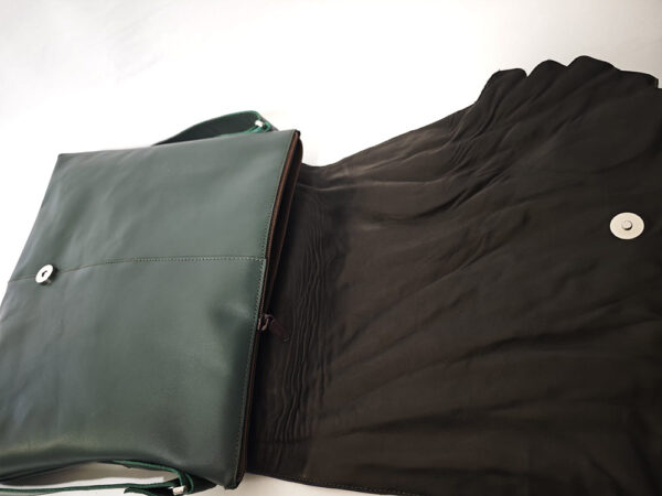 Tienda online de artículos hechos a mano en cuero y piel. Artesanos del cuero. Bolso único de piel Imagen de WhatsApp 2025 10 29 a las 09.39.13 04b7702e Bolso de piel único