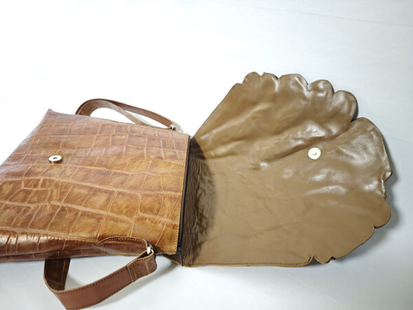 Tienda online de artículos hechos a mano en cuero y piel. Artesanos del cuero. Bolso único de piel Imagen de WhatsApp 2025 10 29 a las 09.50.16 950c5433 Bolso de piel único