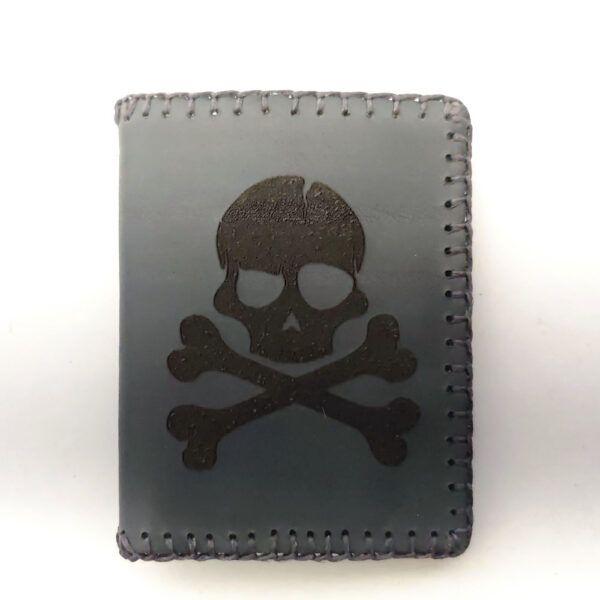 Tienda online de artículos hechos a mano en cuero y piel. Artesanos del cuero. Billetero con tarjetero "Skull" IMG 20250602 075928 Cartera billetero de piel gris