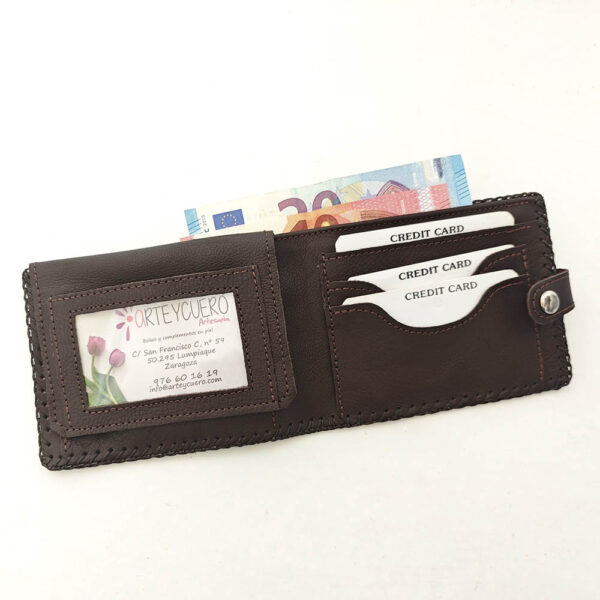 Tienda online de artículos hechos a mano en cuero y piel. Artesanos del cuero. Billetero de piel con monedero, modelo americano liso IMG 20250619 120348 Cartera billetero de piel marrón