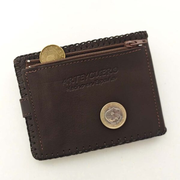Tienda online de artículos hechos a mano en cuero y piel. Artesanos del cuero. Billetero de piel con monedero, modelo americano liso IMG 20250619 120526 Cartera billetero de piel marrón