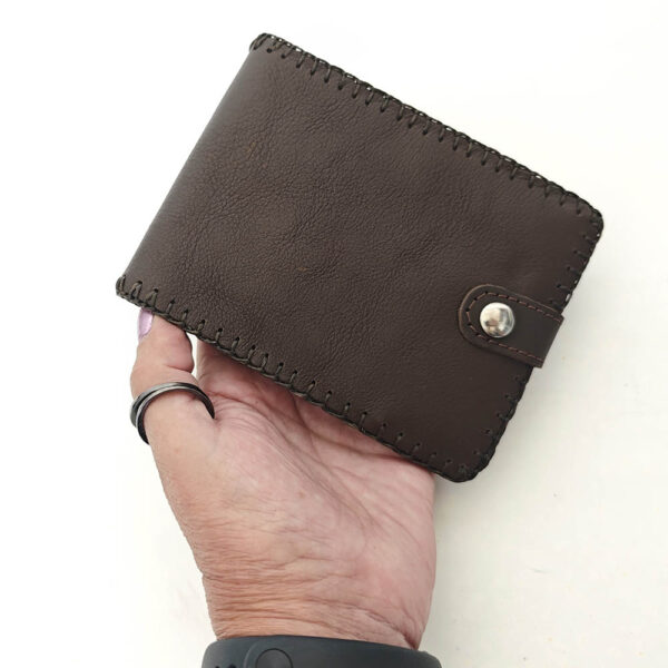 Tienda online de artículos hechos a mano en cuero y piel. Artesanos del cuero. Billetero de piel con monedero, modelo americano liso IMG 20250619 120617 Cartera billetero de piel marrón