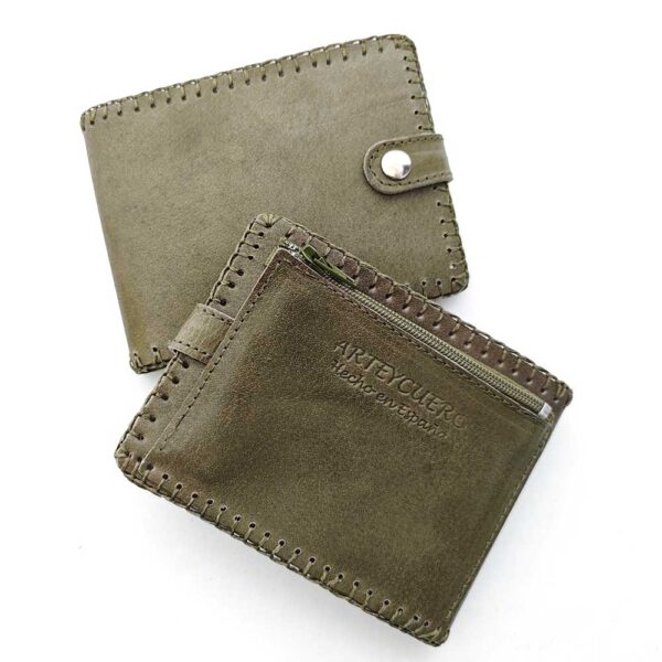 Tienda online de artículos hechos a mano en cuero y piel. Artesanos del cuero. Billetero de piel con monedero, modelo americano liso IMG 20250620 070805 Billetero de piel verde