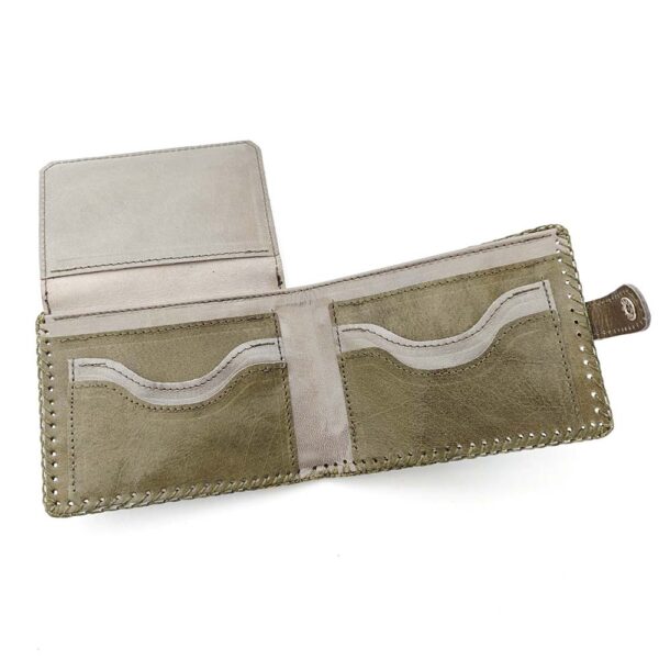 Tienda online de artículos hechos a mano en cuero y piel. Artesanos del cuero. Billetero de piel con monedero, modelo americano liso IMG 20250620 070829 Billetero de piel verde