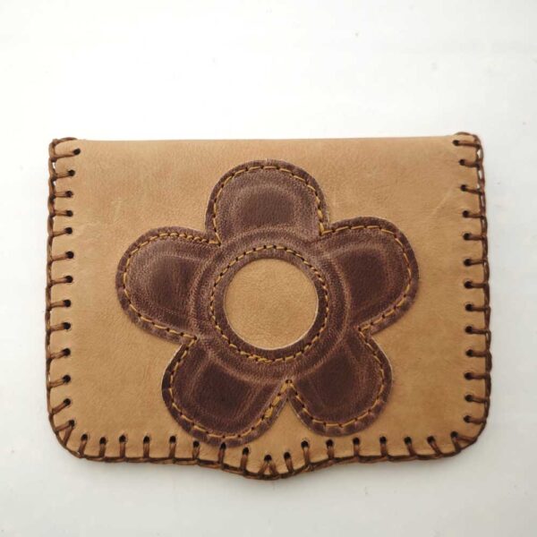 Tienda online de artículos hechos a mano en cuero y piel. Artesanos del cuero. Cartera de cuero pequeña y plana con flor IMG 20251203 081018 Cartera de piel camel