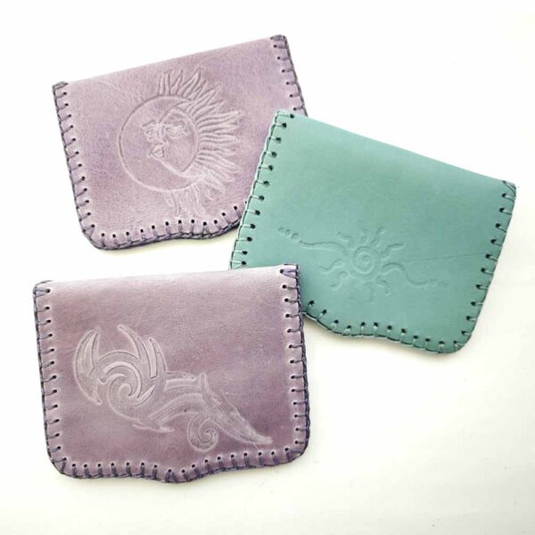 Cartera de piel grabada