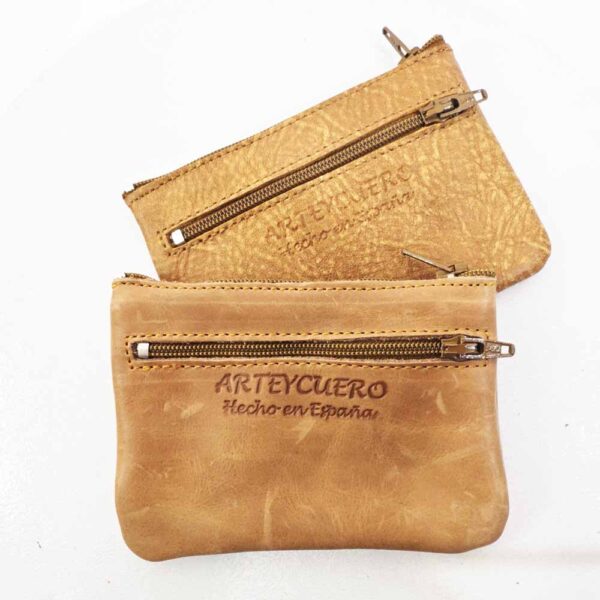 Tienda online de artículos hechos a mano en cuero y piel. Artesanos del cuero. Monedero de 3 cremalleras con llavero IMG 20260715 100602 Monedero de piel CAmel
