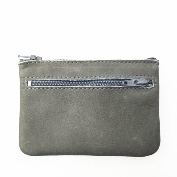 Tienda online de artículos hechos a mano en cuero y piel. Artesanos del cuero. Monedero de 3 cremalleras con llavero IMG 20260715 105241 Monedero de piel gris