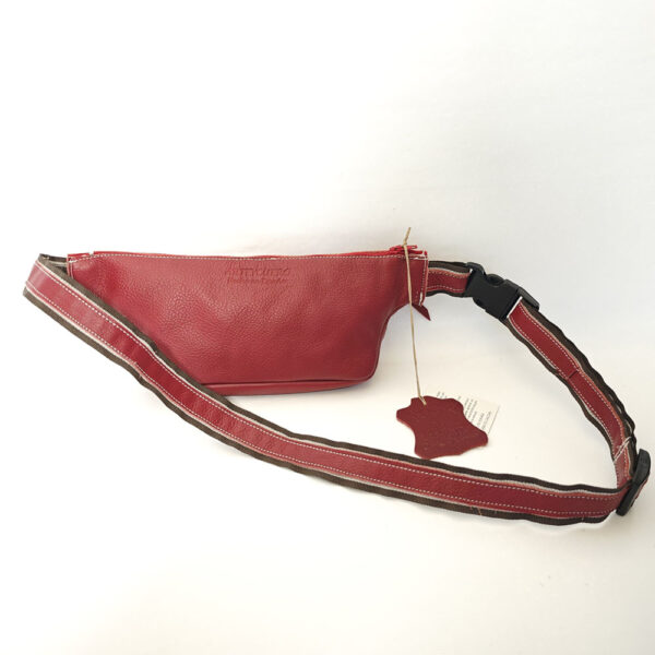 Riñonera de piel roja