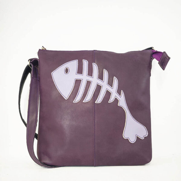 Tienda online de artículos hechos a mano en cuero y piel. Artesanos del cuero. Bolso bandolera de piel morado IMG 20240403 102002 Bolso morado de piel