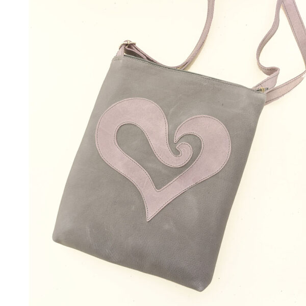 Tienda online de artículos hechos a mano en cuero y piel. Artesanos del cuero. Bolso bandolera pequeño de piel, Corazón IMG 20250915 082740 Bolso bandolera de piel gris